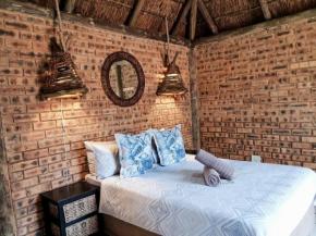 Unathi Self Catering Private Bush Lodge